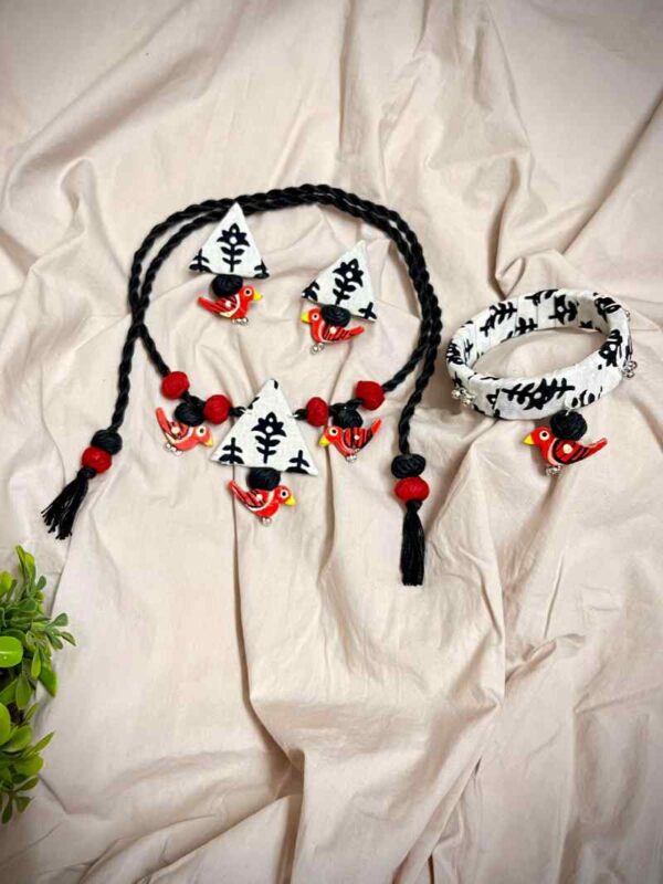 White Neckpiece Set